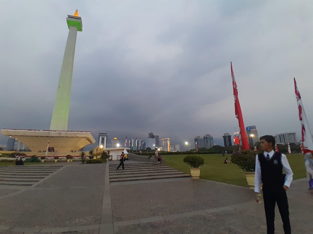 Johanes berpose dengan latar belakang Monumen Nasional Monas di Jakarta