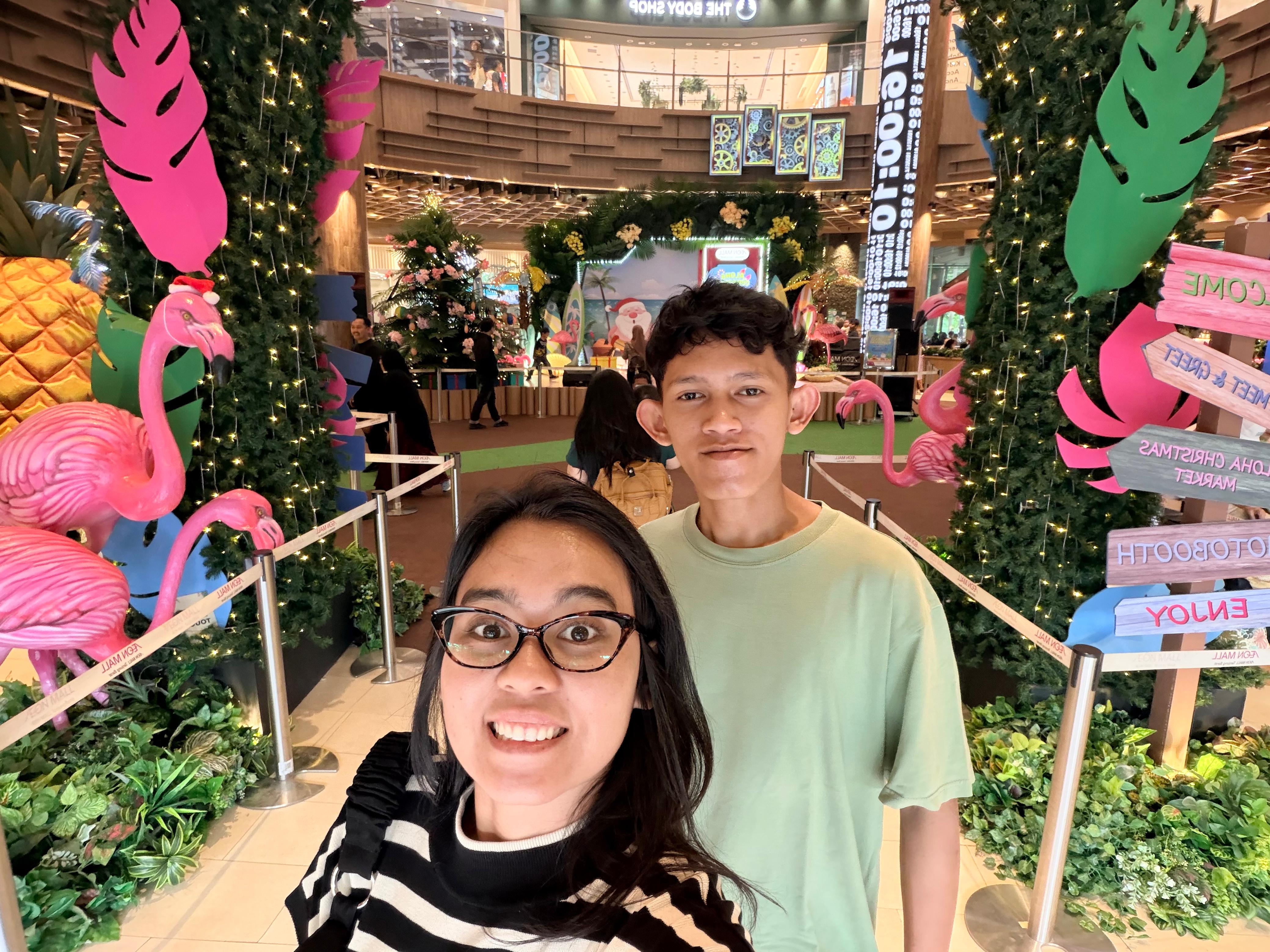 Johanes bersama kerabat di mall Jakarta dengan dekorasi meriah