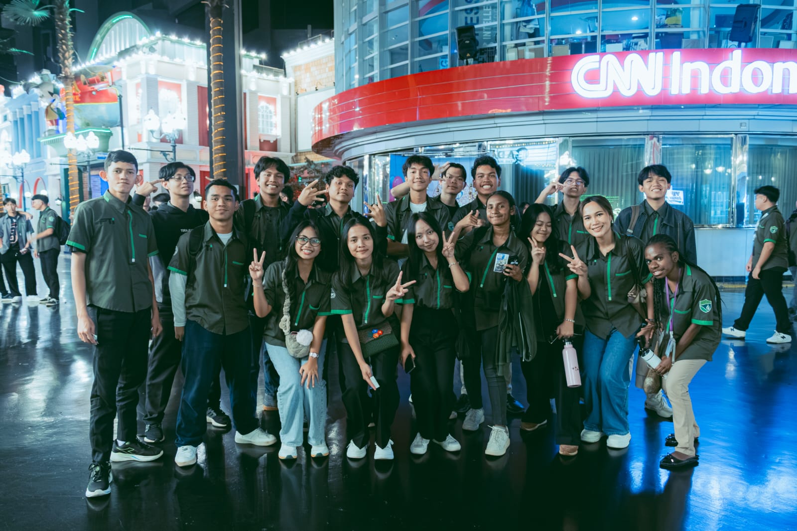 Foto bersama mahasiswa FTI UNAI saat fieldtrip di Trans Studio Bandung