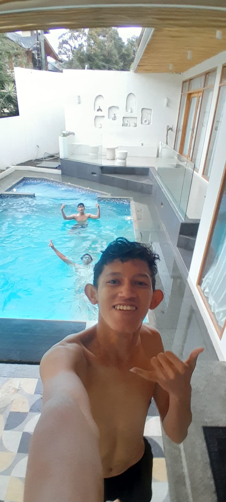 Johanes dan teman-teman berenang di kolam renang Villa Istana Bunga Lembang
