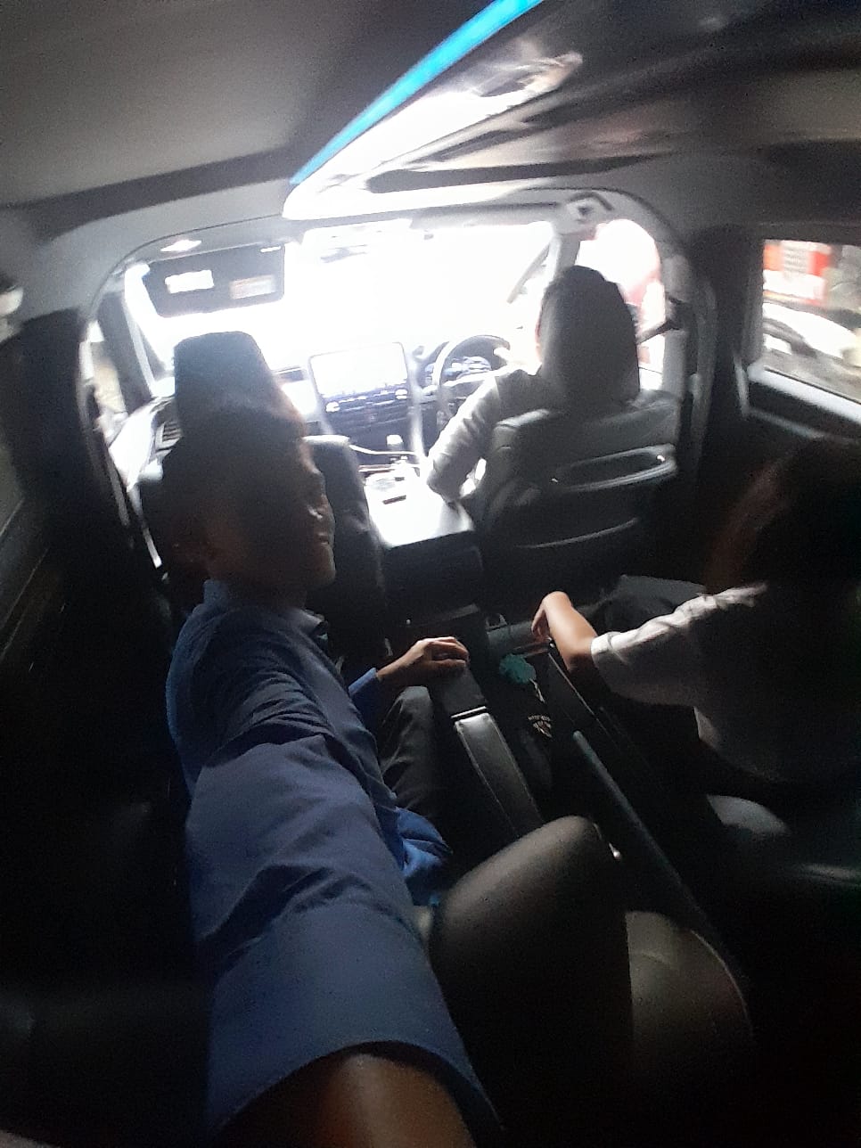 Perjalanan bersama dalam mobil menuju gereja di akhir pekan