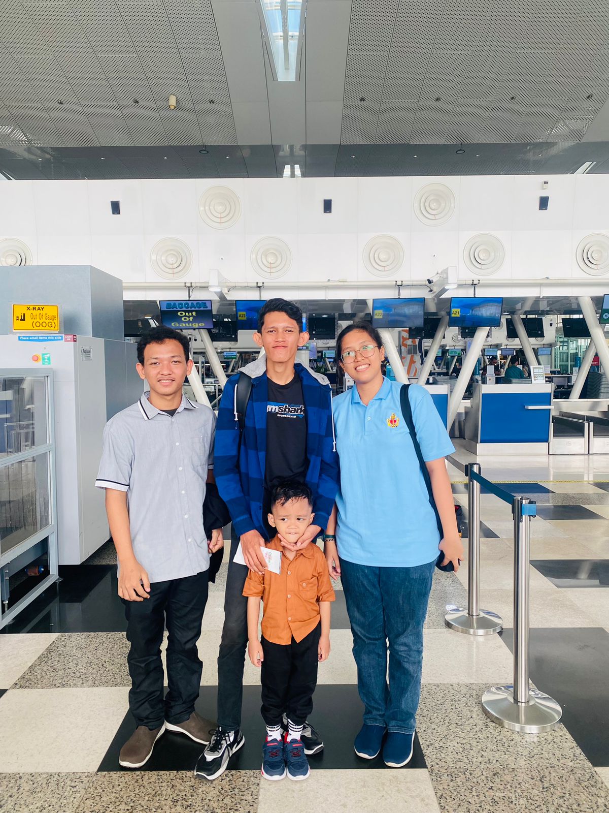 Johanes dan keluarga di Bandara Internasional Kualanamu