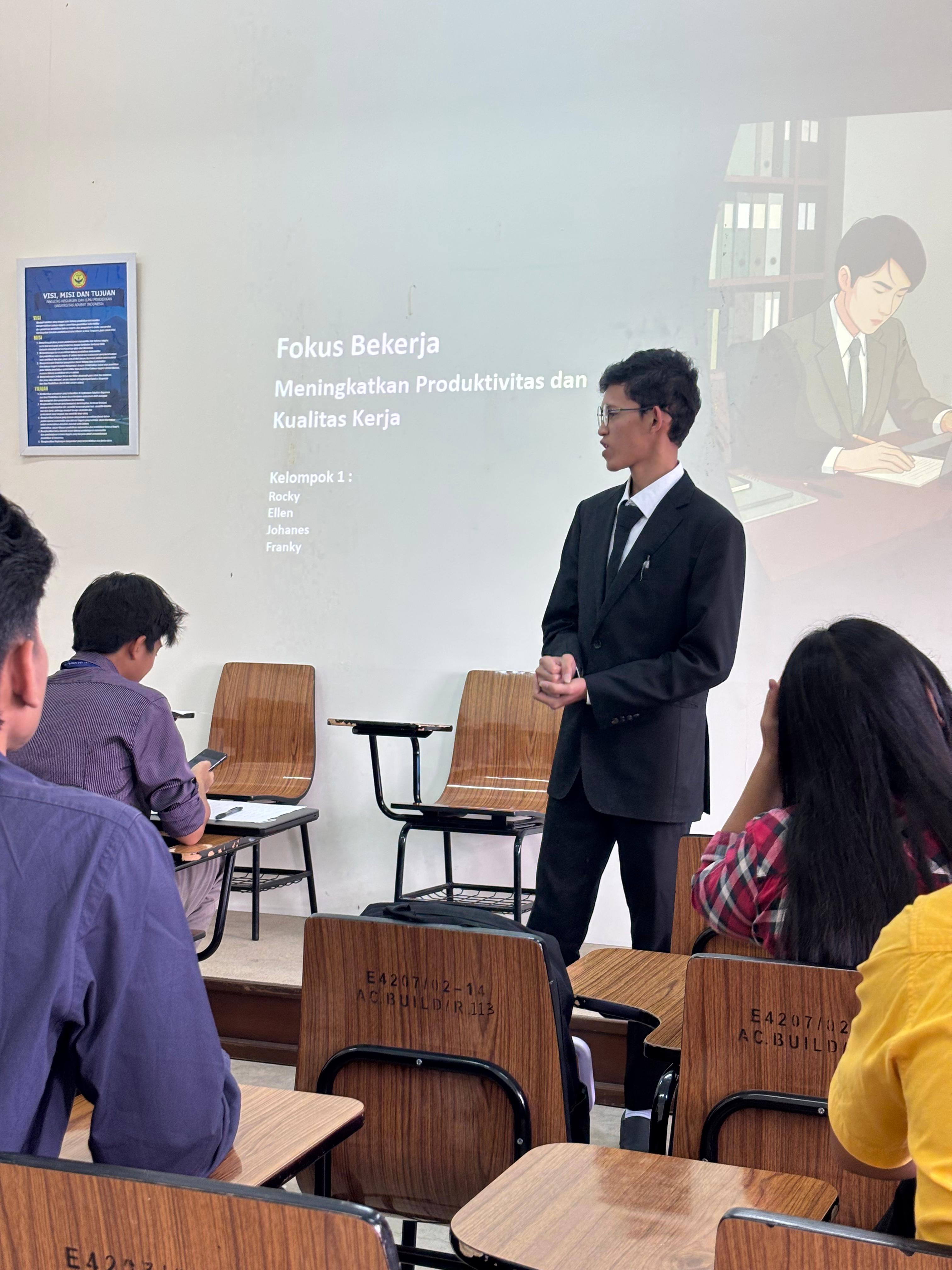 Foto Johanes Jupiter Sitompul saat presentasi di kelas